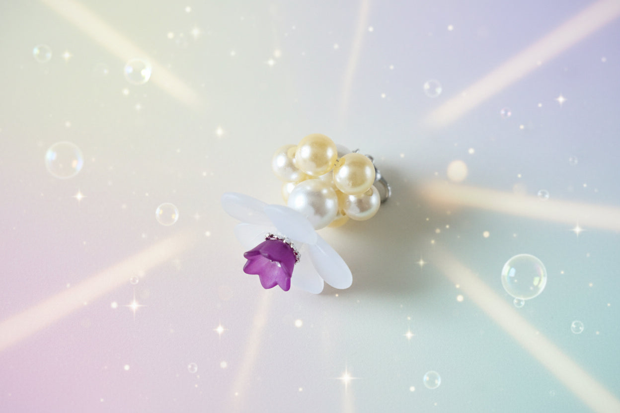A stunning white flower bead takes centre stage, encircled by shimmering amber pearlescent beads that create a mesmerising spinning effect. The soothing tactile motion helps with focus and stress relief while looking absolutely magical.
