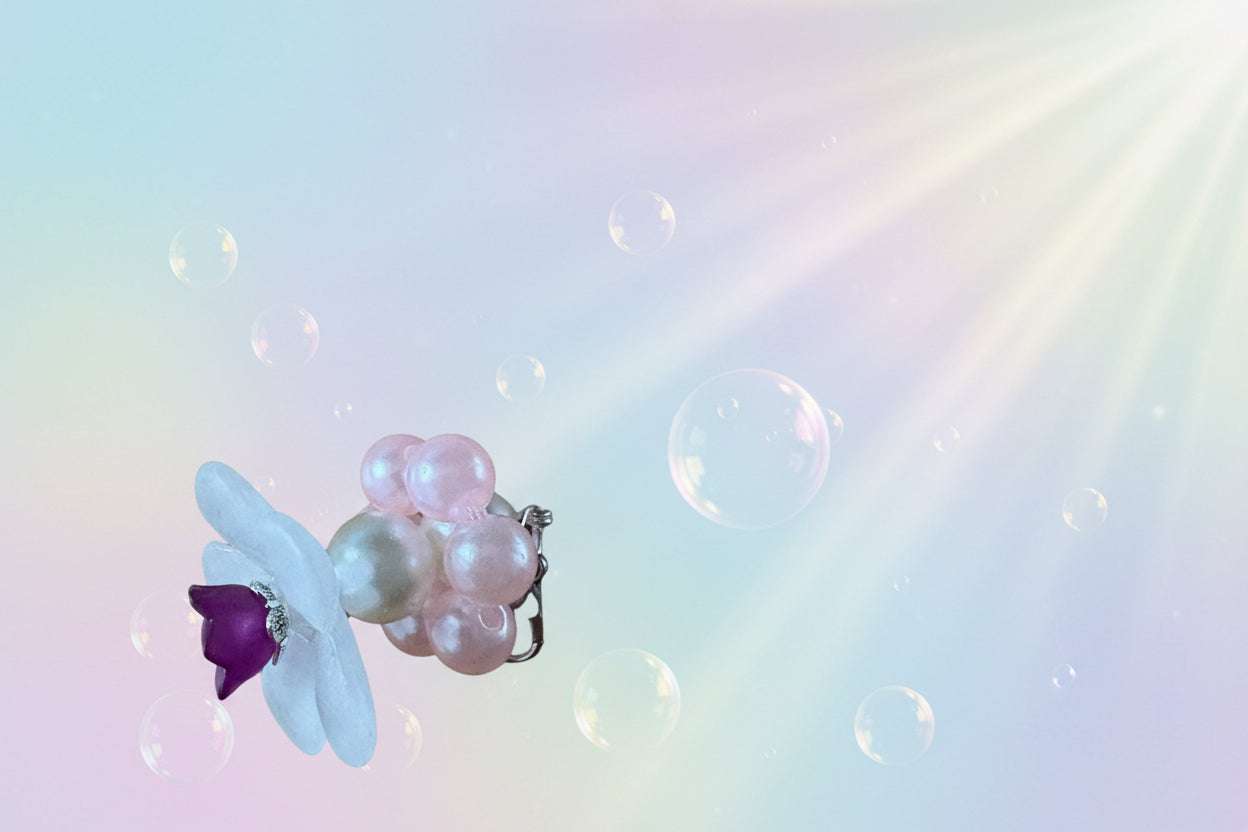 A stunning white flower bead takes centre stage, encircled by shimmering baby pink pearlescent beads that create a mesmerising spinning effect. The soothing tactile motion helps with focus and stress relief while looking absolutely magical.

