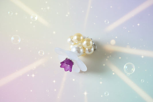 A stunning white flower bead takes centre stage, encircled by shimmering amber pearlescent beads that create a mesmerising spinning effect. The soothing tactile motion helps with focus and stress relief while looking absolutely magical.